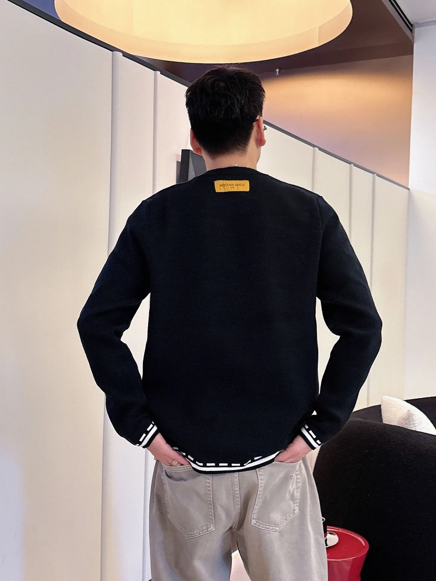 🅿️440 【LV Louis Vuitton】Autumn and winter classic round neck pullover sweater, in full condition! ! ! Wool blended fabric, the latest model in 2025, golden ratio! ! Slim-fitting soft gold, versatile and practical item, the combination and practicality are extremely powerful, simple and elegant, and classy! To create your own style, it is highly recommended to buy it in two colors. The standard slim fit tailoring process is suitable for both young and old men. It is knitted from wool and will not cause any discomfort! While keeping warm, it is stylish, textured and wearable, and the classic logo with contrasting colors on the chest feels in place! ! Recommended for regular customers! ! Size M-3XL (maximum wear: 190 pounds)
